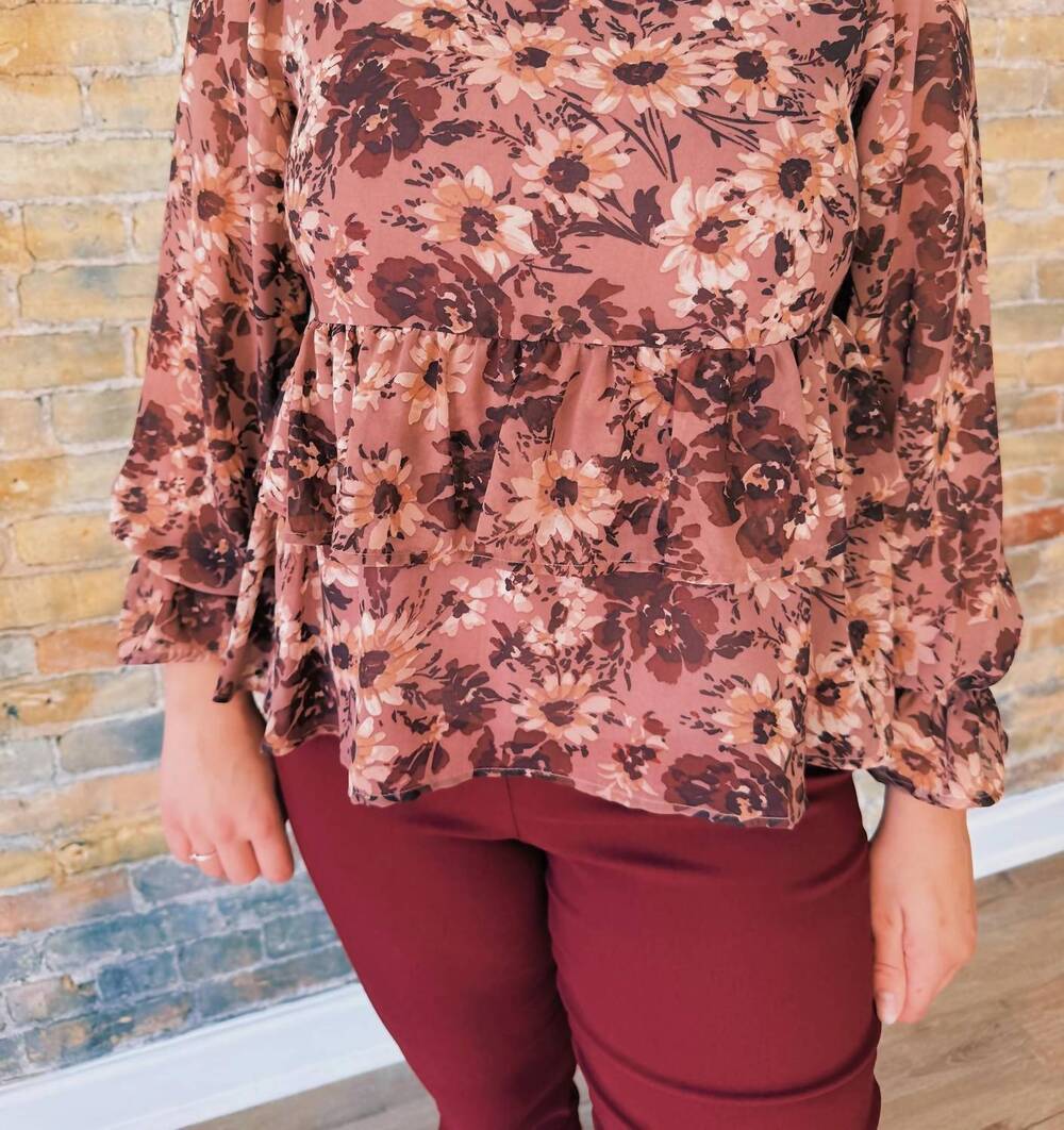 NEW GILLI emery blouse in floral